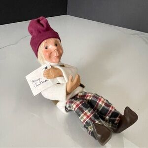 Caroler with Christmas Letter - Kindles Byers Choice